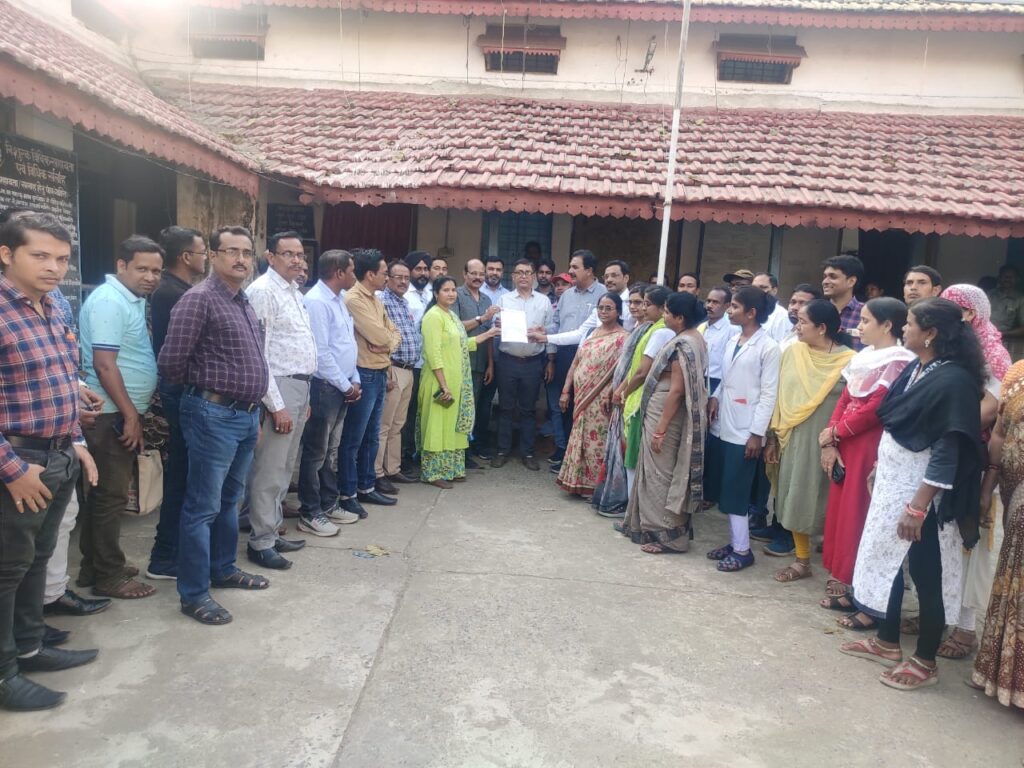 फेडरेशन के बैनर तले 4 सूत्रीय मांगो को लेकर मुख्यमंत्री के नाम तहसीलदार को सौपा ज्ञापन 3 IMG 20230303 WA0050