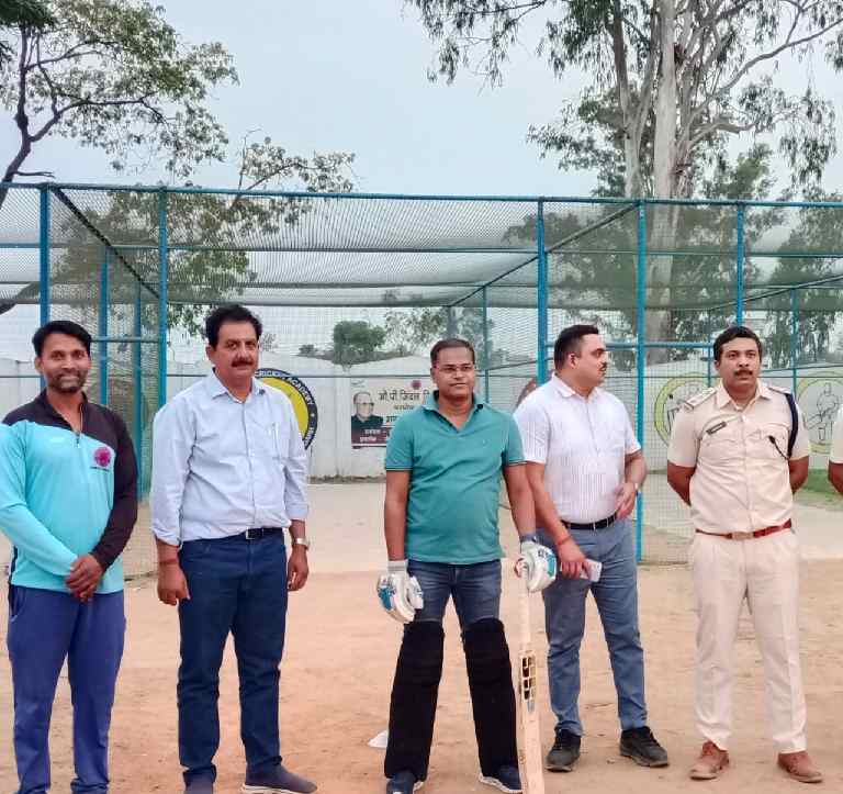 घरघोडा स्टेडियम के क्रिकेट मैदान में हाँथ आजमाने उतरे रायगढ पुलिस अधीक्षक सदानंद कुमार 2 IMG 20230310 WA0058
