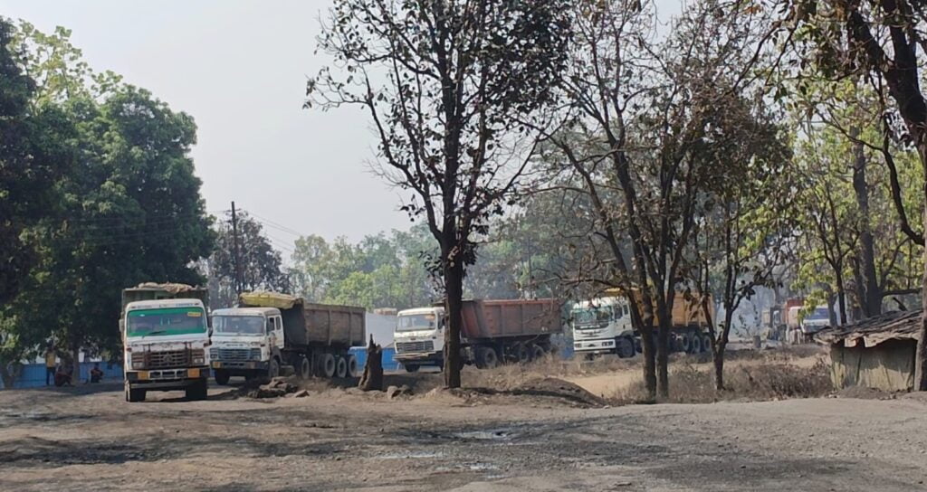 बिग ब्रेकिंग - एकता वाहन चालक कल्याण समिति द्वारा एसइसीएल बरौद में किया गया चक्काजाम 3 IMG 20230314 104455