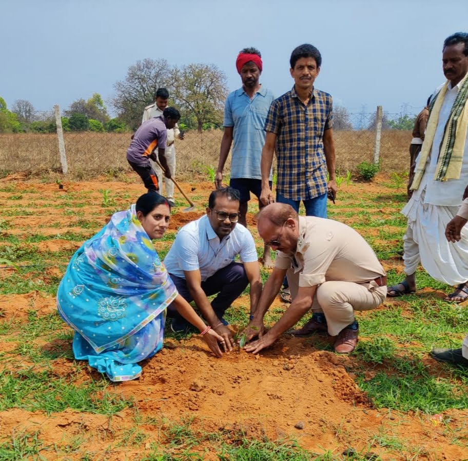 बैहामुड़ा में 5 सौ पौधे लगाकर मनाया विश्व वानिकी दिवस 2 IMG 20230321 153538