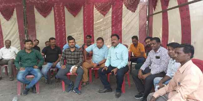 जिंदल पावर कोल परिवहन कार्य में तय रेट के वादा खिलाफी एवं स्थानीय लोगों को रोजगार हेतु तमनार ट्रेलर वाहन मालिक संघ ने एसडीएम घरघोड़ा को सौंपा ज्ञापन 1 Screenshot 2023 03 14 17 41 22 52 6012fa4d4ddec268fc5c7112cbb265e7