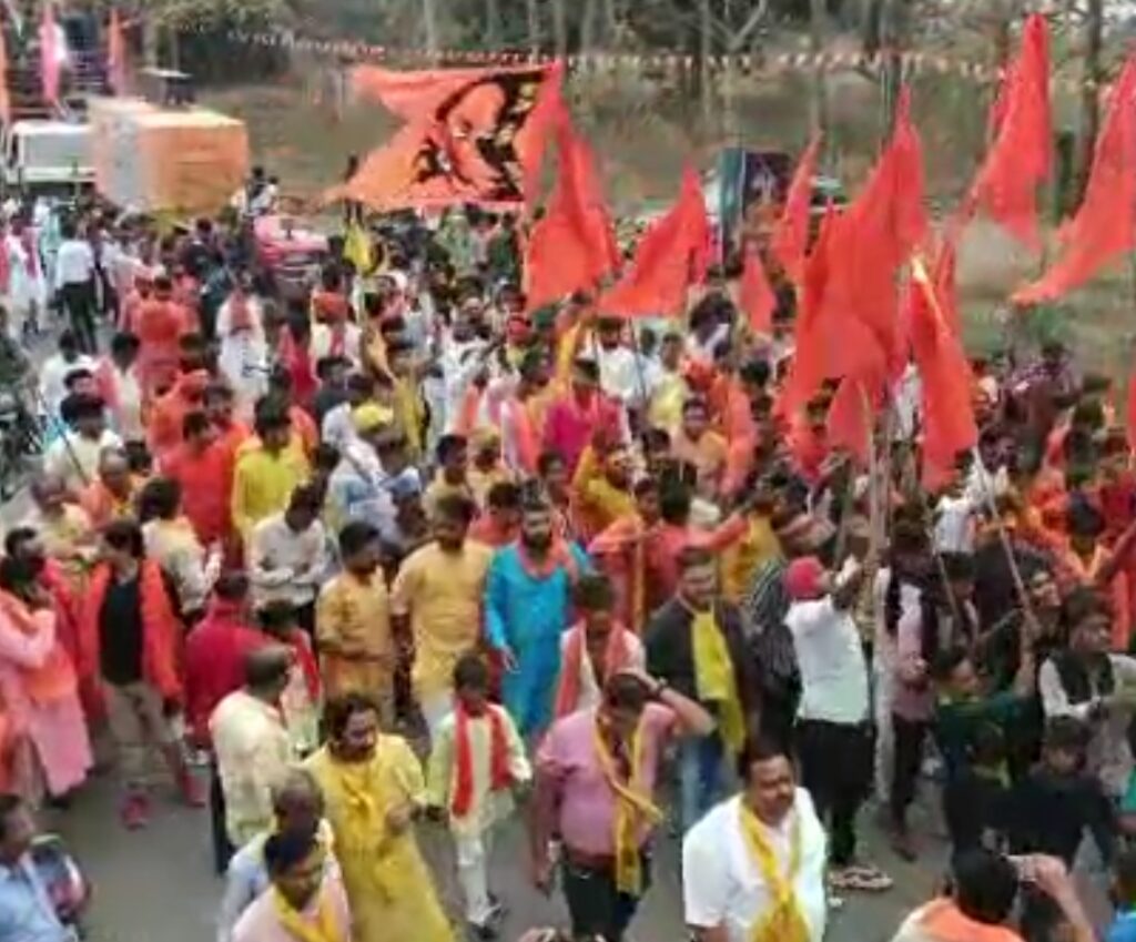 रामनवमी पर्व पर घरघोड़ा मे निकाली गई आकर्षक भव्य शोभायात्रा, मौसम ने शोभायात्रा के मिजाज में डाला रंग में भंग 1 Screenshot 2023 03 30 22 11 41 62 99c04817c0de5652397fc8b56c3b3817