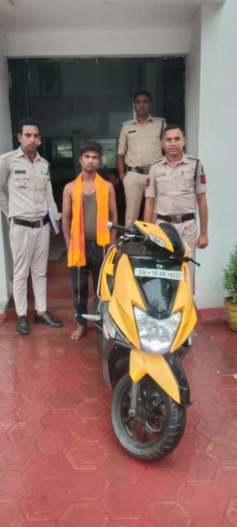 चोरी की स्कूटी के साथ आरोपी गिरफ्तार , आरोपी को रिमांड पर भेजा 2 IMG 20230604 WA0046 1