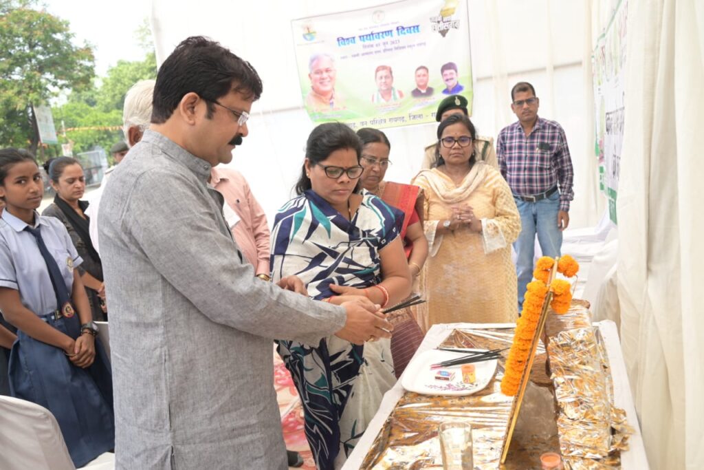 विश्व पर्यावरण दिवस अवसर पर स्कूल में पौधारोपण के कार्यक्रम में शामिल हुए विधायक प्रकाश नायक 2 IMG 20230605 WA0071
