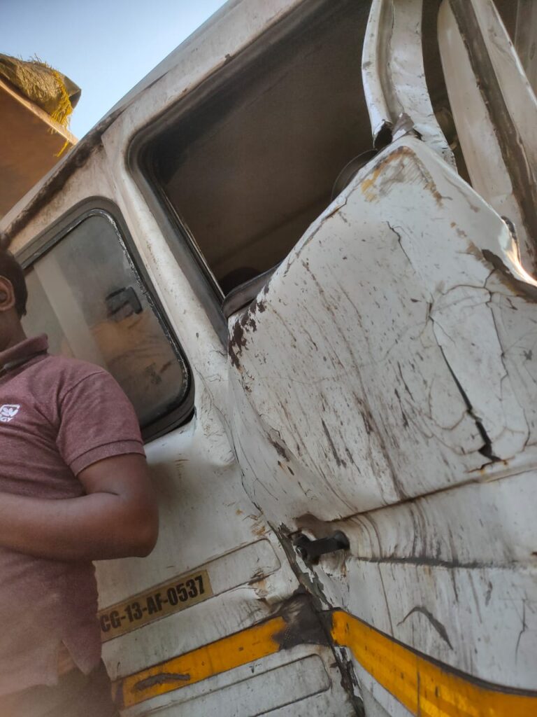 ब्रेकिंग - तेज रफ्तार से आती ट्रेलर पेड़ से टकराई , बाल बाल बची ड्राइवर की जान 2 IMG 20230608 WA0069