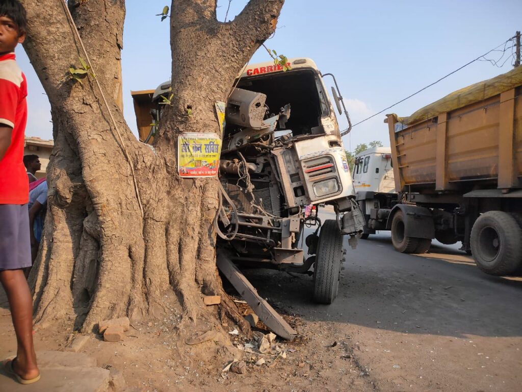 ब्रेकिंग - तेज रफ्तार से आती ट्रेलर पेड़ से टकराई , बाल बाल बची ड्राइवर की जान 1 IMG 20230608 WA0070