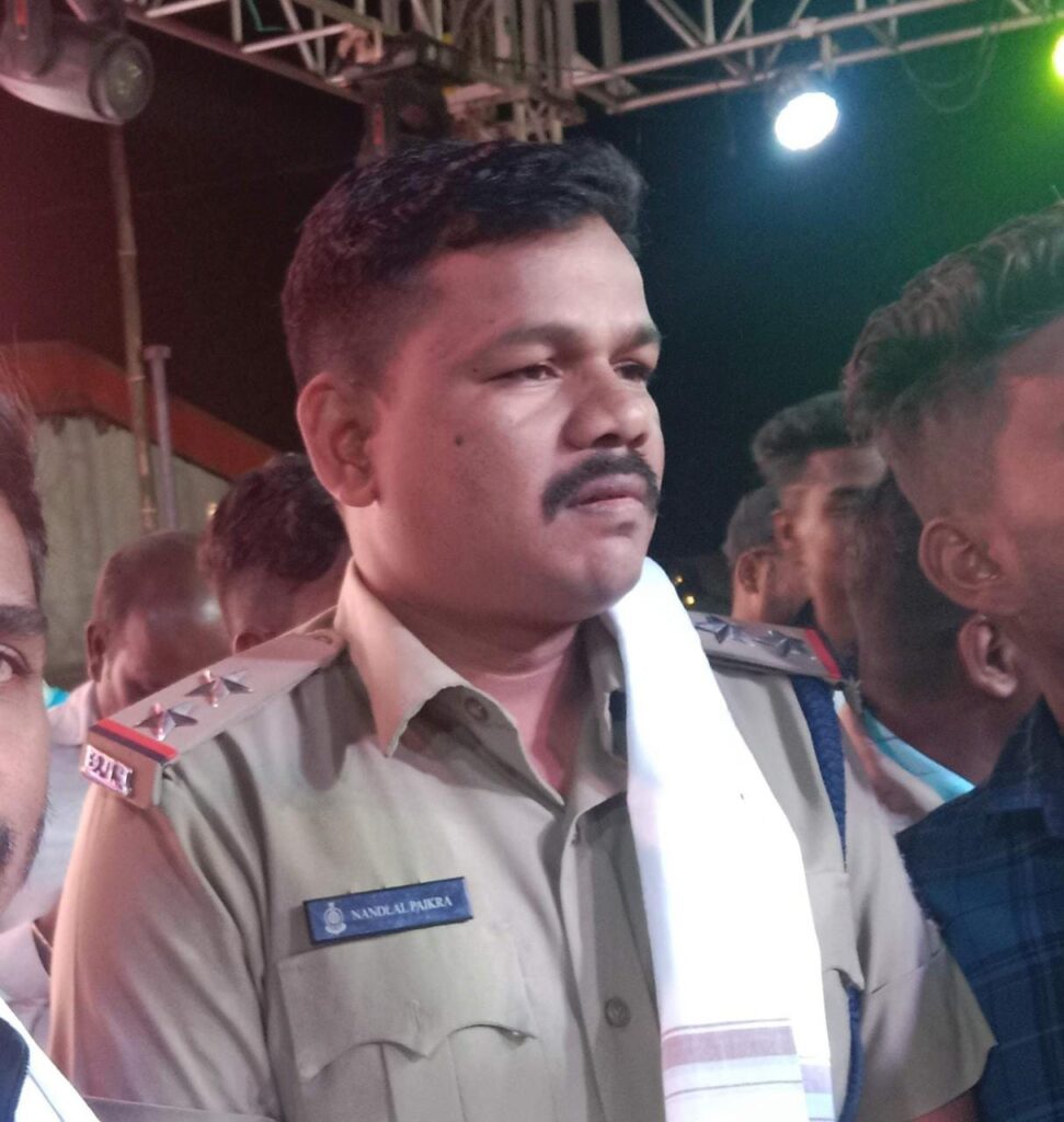 बांस के पेड़ पर रात में लगी भीषण आग , थाना प्रभारी की सूझबूझ से बड़ा हादसा टला 2 IMG 20230617 WA0030