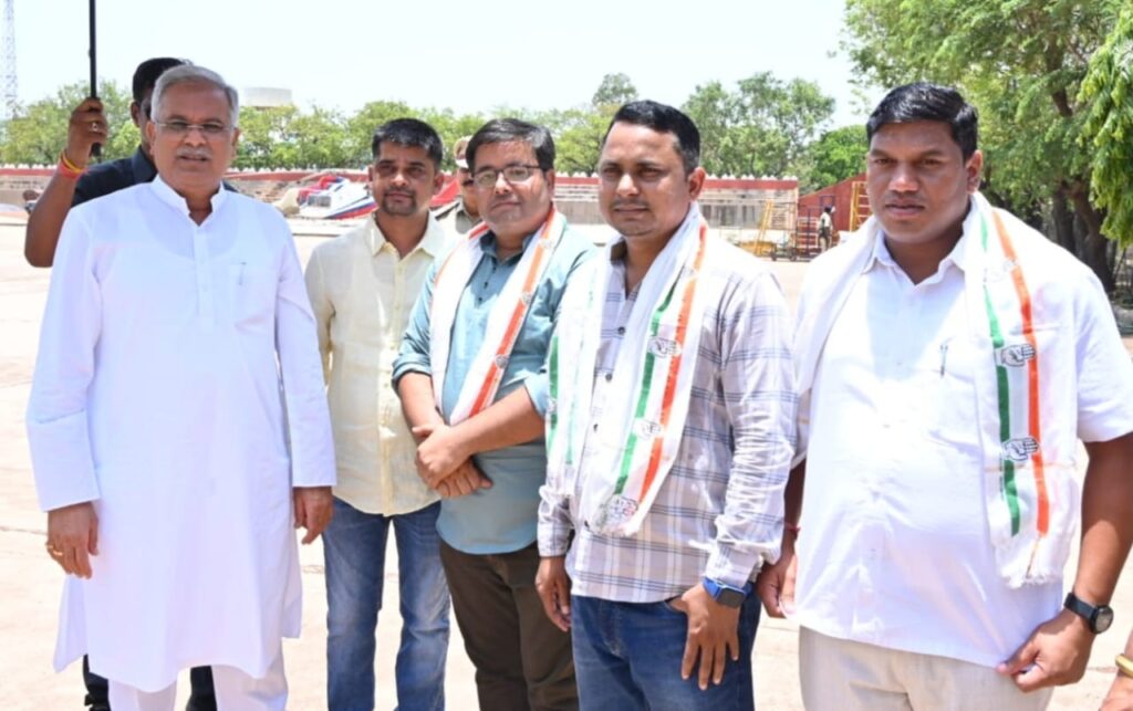 कांग्रेस में प्रवेश लेने के बाद लिया विभाष सिंह के नेतृत्व में तीनों दिग्गज नेता मुख्यमंत्री का आर्शीवाद लेने पहुँचे 2 IMG 20230617 WA0049