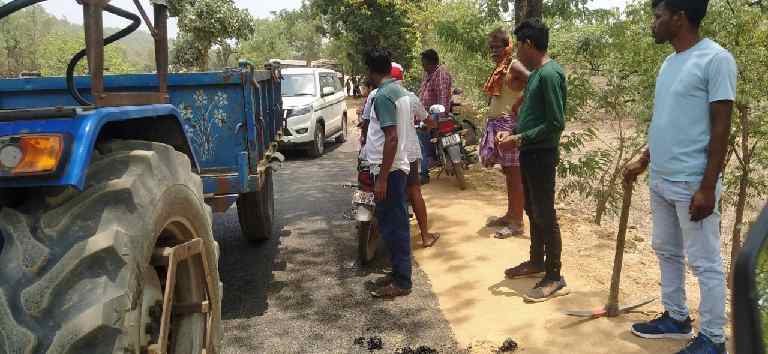 ठेकेदार का मुंशी की बदतमीजी - घटिया सड़क निर्माण को लेकर ग्रामीण आक्रोशित … पीडब्ल्यूडी , ठेकेदार , मुंशी पर सरपंच सहित ग्रामीण लगा रहे गंभीर आरोप 1 IMG 20230620 WA0038