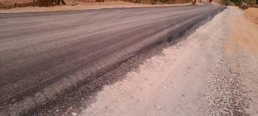 ठेकेदार का मुंशी की बदतमीजी - घटिया सड़क निर्माण को लेकर ग्रामीण आक्रोशित … पीडब्ल्यूडी , ठेकेदार , मुंशी पर सरपंच सहित ग्रामीण लगा रहे गंभीर आरोप 3 IMG 20230620 WA0039