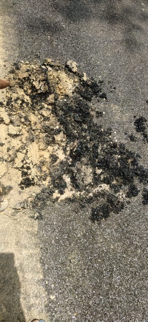 ठेकेदार का मुंशी की बदतमीजी - घटिया सड़क निर्माण को लेकर ग्रामीण आक्रोशित … पीडब्ल्यूडी , ठेकेदार , मुंशी पर सरपंच सहित ग्रामीण लगा रहे गंभीर आरोप 2 IMG 20230620 WA0040