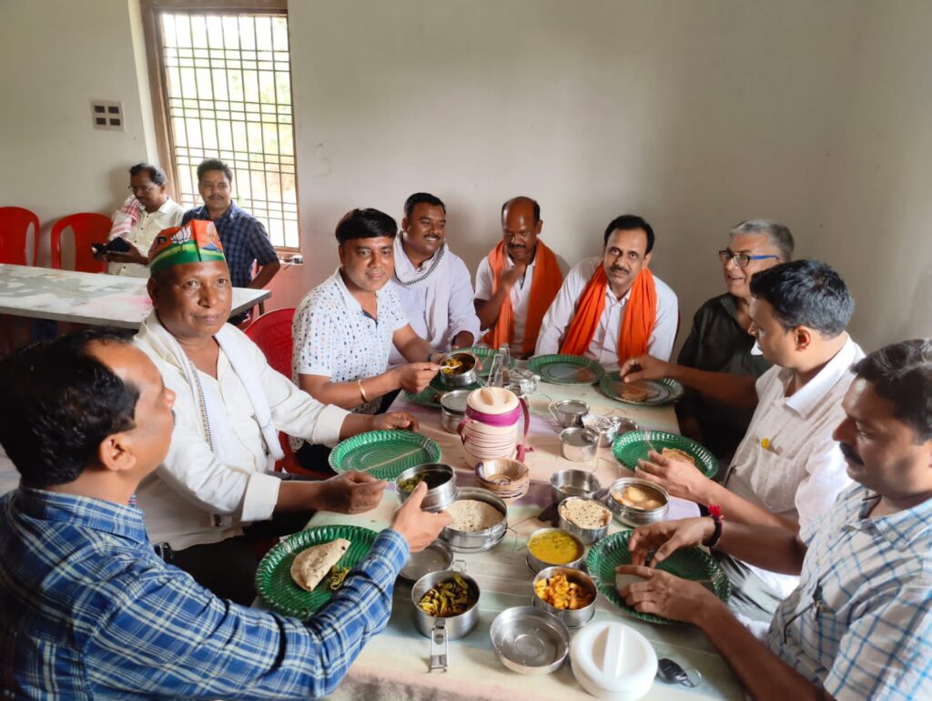 केंद्र शासन के 9 वर्ष पूर्ण होने पर घर घर संपर्क अभियान की रूपरेखा तैयार करने हेतु टिफिन पर चर्चा कार्यक्रम हुआ आयोजित 1 IMG 20230621 WA0050