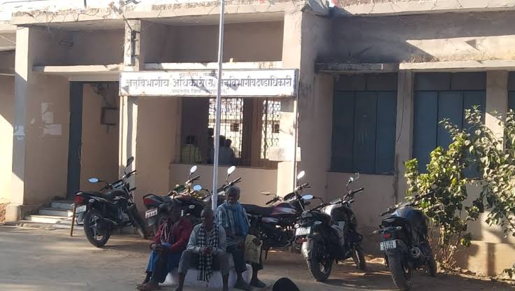 भू माफियाओं के आतंक से कांप रहा पत्थलगांव..आदिवासी अंचल में हो रही जमीनों की हेराफेरी..तहसील के अधिकारी मौन 1 IMG 20230622 WA0045
