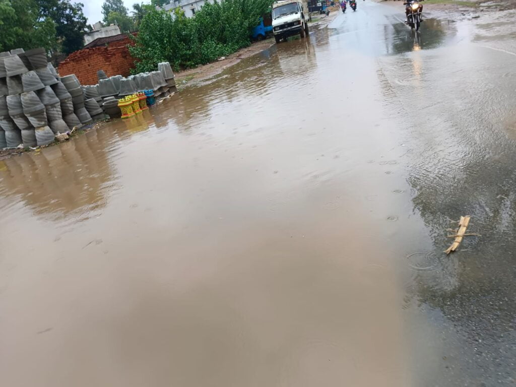 बारिश शुरू पर, अभी तक नहीं हुईं नालियों की सफाई,थोड़ी देर के बारिश में सड़क में जलभराव 1 IMG 20230624 WA0095