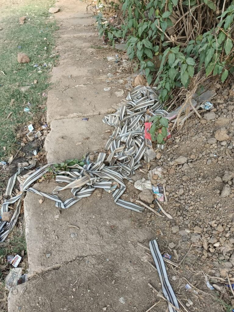 बारिश शुरू पर, अभी तक नहीं हुईं नालियों की सफाई,थोड़ी देर के बारिश में सड़क में जलभराव 2 IMG 20230624 WA0097