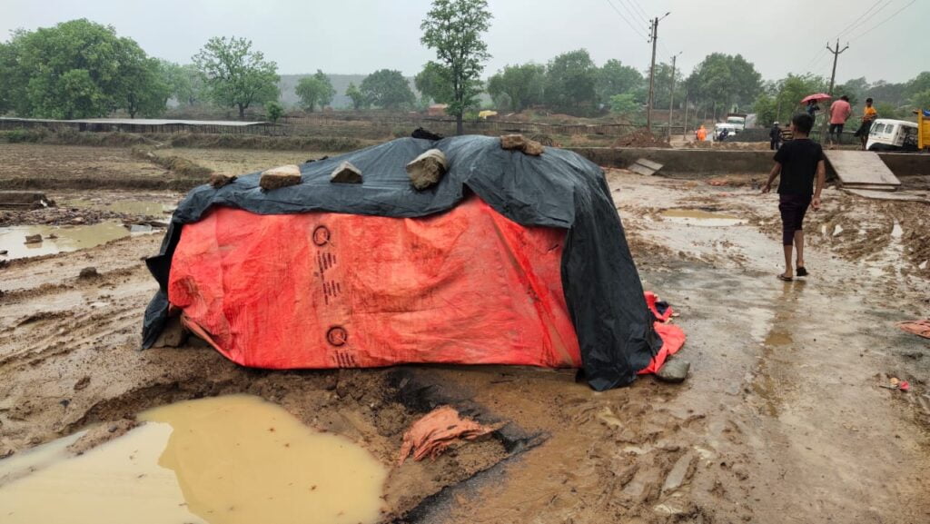 मिलुपारा में कछुआ गति से पुल का निर्माण बना लोगो के लिए बना नासूर , आवागमन हुआ पूरी तरह बाधित 3 IMG 20230627 WA0025