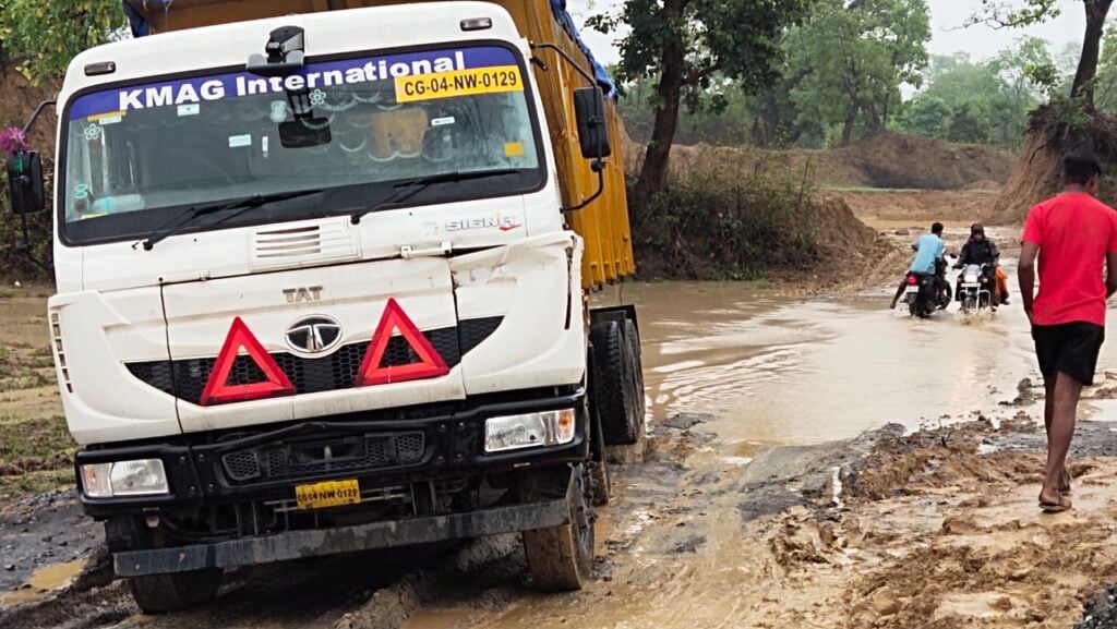 मिलुपारा में कछुआ गति से पुल का निर्माण बना लोगो के लिए बना नासूर , आवागमन हुआ पूरी तरह बाधित 2 IMG 20230627 WA0027