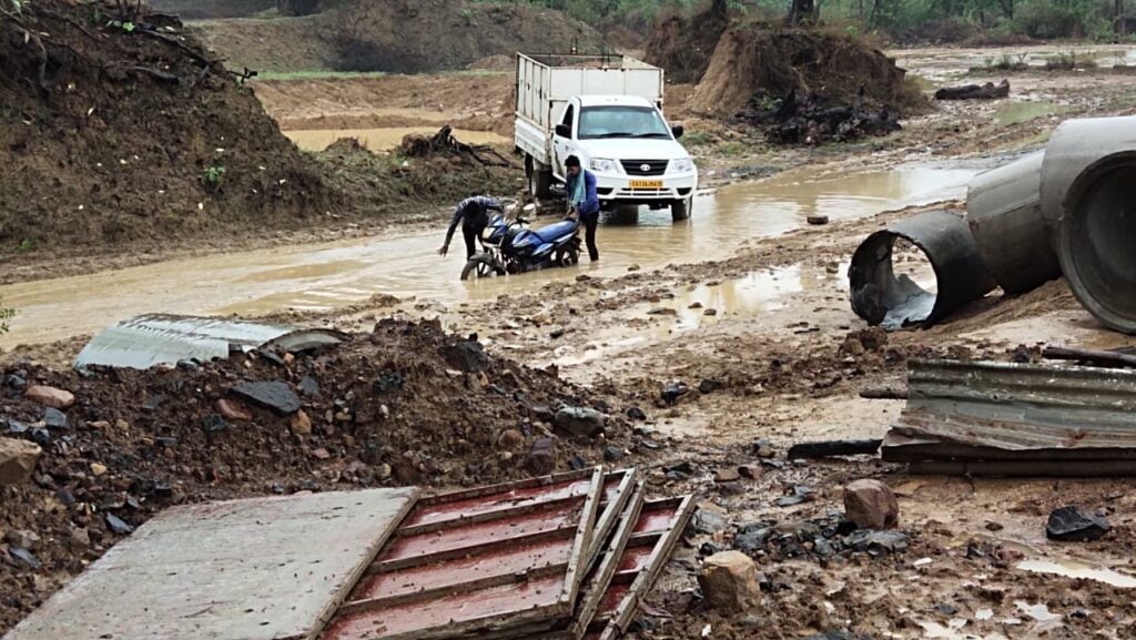 मिलुपारा में कछुआ गति से पुल का निर्माण बना लोगो के लिए बना नासूर , आवागमन हुआ पूरी तरह बाधित 1 IMG 20230627 WA0029