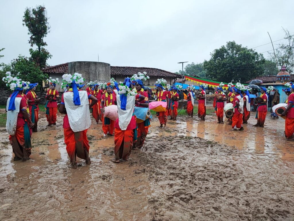 भारी बारिश के बीच रथ यात्रा में पहुंचे पुर्व मंत्री सत्यानंद राठिया व जोगेश 1 IMG 20230628 WA0013