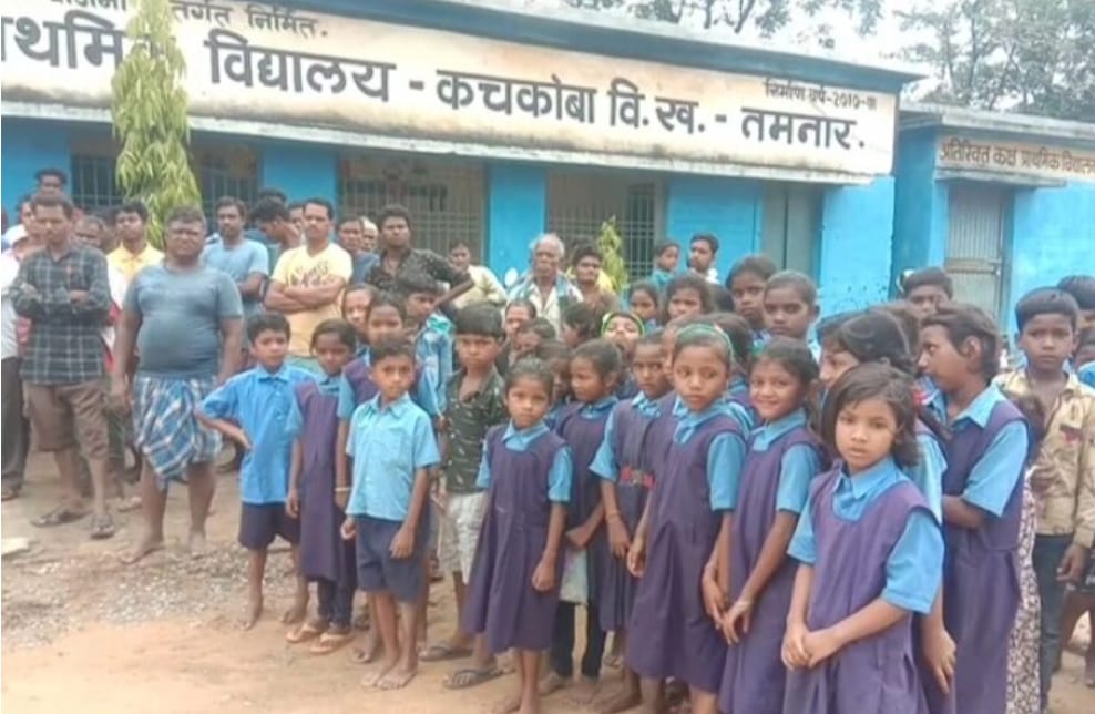 शाला प्रवेशोत्सव के दिन ,,, - प्रधान पाठक तिवारी हटाओ- स्कूल बचाओ, के लगे नारे स्कूल को जड़ा ताला पालकों ने ?? और भी पढ़े खबर।। 3 IMG 20230628 WA0034