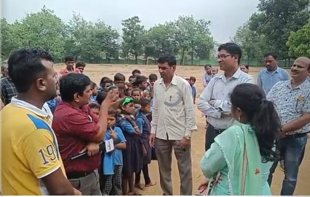 शाला प्रवेशोत्सव के दिन ,,, - प्रधान पाठक तिवारी हटाओ- स्कूल बचाओ, के लगे नारे स्कूल को जड़ा ताला पालकों ने ?? और भी पढ़े खबर।। 1 IMG 20230628 WA0035