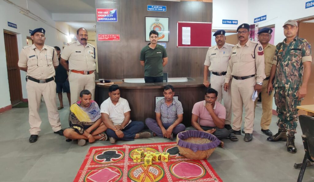 खुडखुडिया पट्टी पर जुआ खेलते 4 जुआडी गिरफ्तार 1 IMG 20230629 WA0075