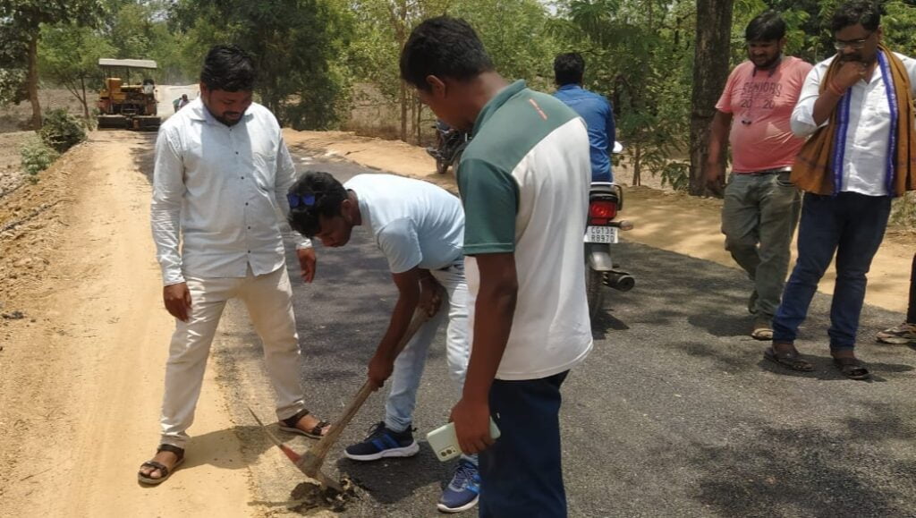 ठेकेदार का मुंशी की बदतमीजी - घटिया सड़क निर्माण को लेकर ग्रामीण आक्रोशित … पीडब्ल्यूडी , ठेकेदार , मुंशी पर सरपंच सहित ग्रामीण लगा रहे गंभीर आरोप 4 IMG 20230620 113952 1