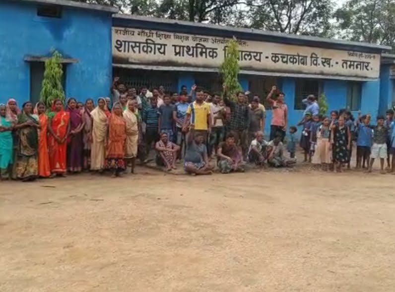 शाला प्रवेशोत्सव के दिन ,,, - प्रधान पाठक तिवारी हटाओ- स्कूल बचाओ, के लगे नारे स्कूल को जड़ा ताला पालकों ने ?? और भी पढ़े खबर।। 2 Screenshot 2023 06 28 10 12 12 95 6012fa4d4ddec268fc5c7112cbb265e7