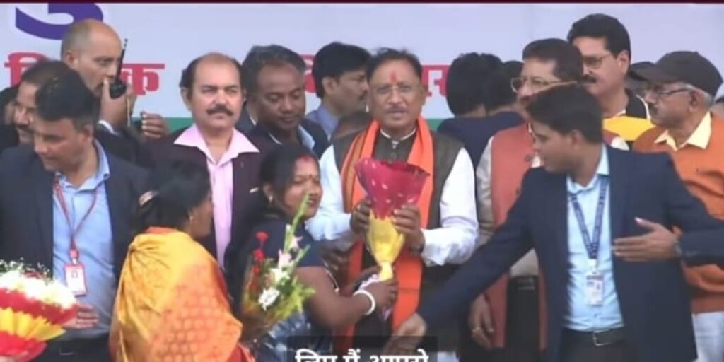 कोल्हेनझरिया में उपतहसील कार्यालय खोलने के मुख्यमंत्री विष्णु देव साय को बीडीसी सुनीति भोय ने सौंपा ज्ञापन। 1 IMG 20240108 WA0032