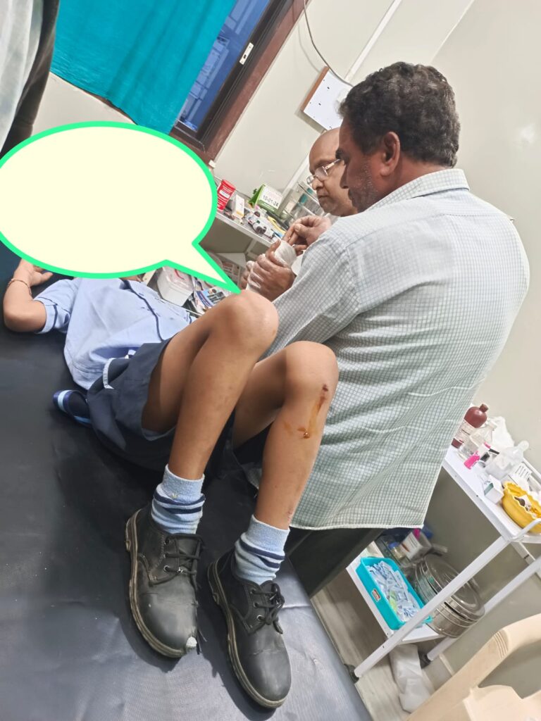 आत्मानंद के प्रिंसिपल की बड़ी लापरवाही का खामियाजा भुगतता बच्चा 1 IMG 20240110 WA0239