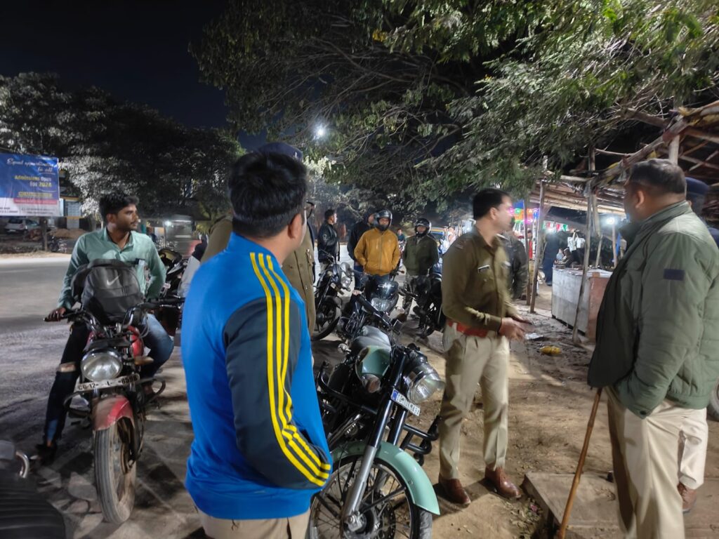 पुलिस ने बाइक पेट्रोलिंग कर बदमाशों के जमावड़े स्थानों को चेक 1 IMG 20240114 WA0025