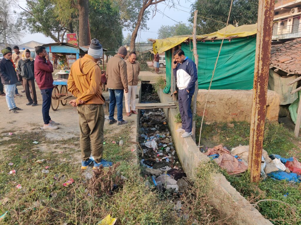 अंग्रेजी शराब दुकान के पास नाली में मिली लाश , थाना प्रभारी टीम के साथ मौके पर पहुँचे 4 IMG 20240102 075519