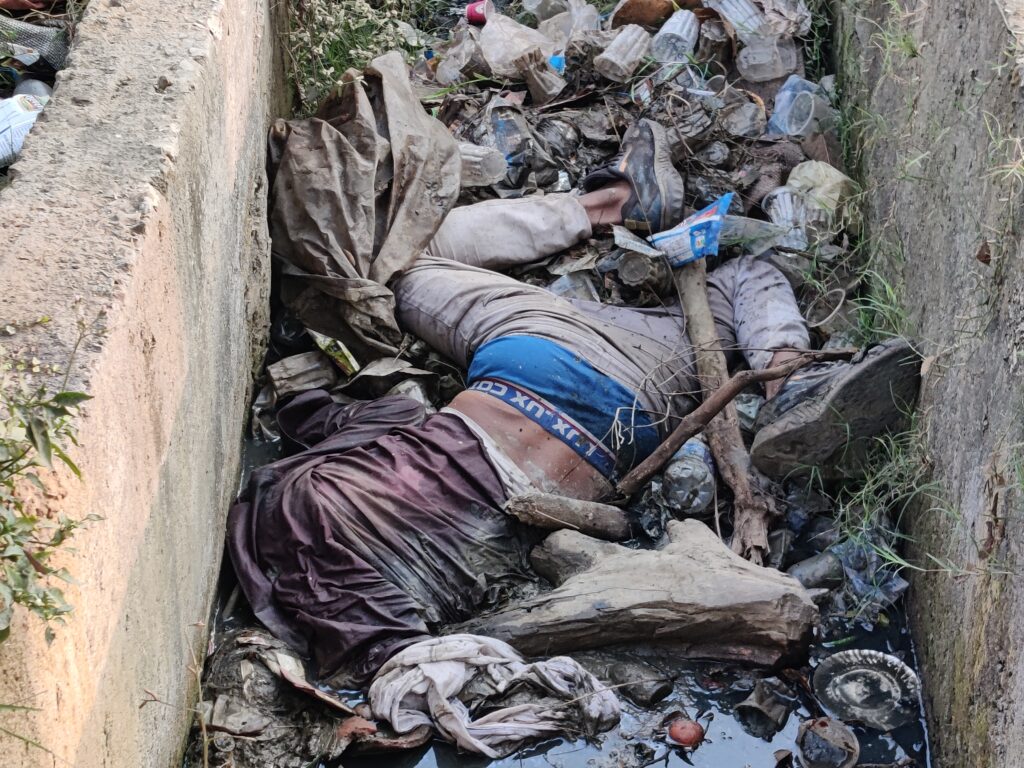 अंग्रेजी शराब दुकान के पास नाली में मिली लाश , थाना प्रभारी टीम के साथ मौके पर पहुँचे 3 IMG 20240102 075938