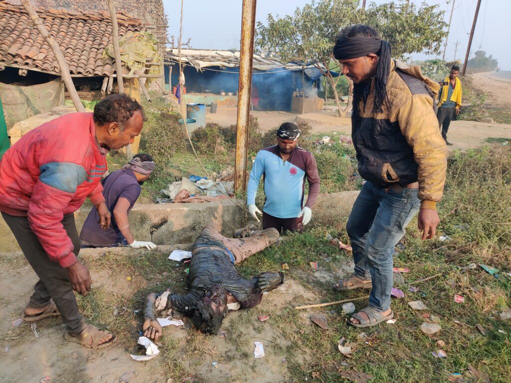 अंग्रेजी शराब दुकान के पास नाली में मिली लाश , थाना प्रभारी टीम के साथ मौके पर पहुँचे 2 IMG 20240102 081550