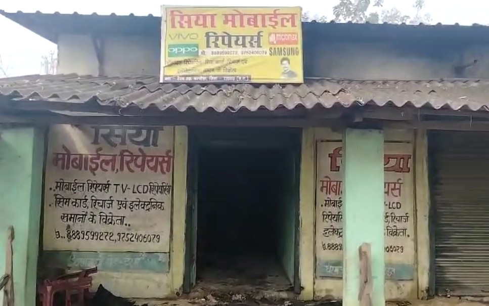 देर रात धु धु कर जलने लगी मोबाईल दुकान , पुलिस प्रशासन ने फायर ब्रिगेड की मदद से बुझाया आग 3 Screenshot 2024 01 10 12 40 24 52 6012fa4d4ddec268fc5c7112cbb265e72