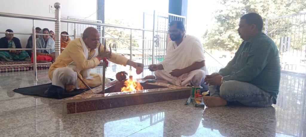 सरगुजा संभाग कमिश्नर शेखरपुर औघड़ आश्रम पहुँच कर स्कूल का किया निरीक्षण 2 IMG 20240209 WA0053