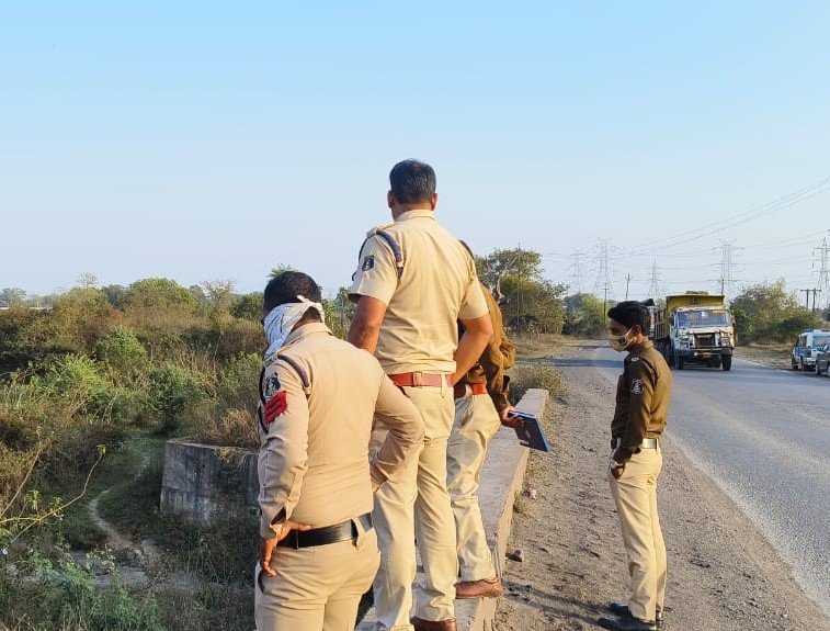 भेंडरा नाले के पास नग्न अवस्था मे अज्ञात युवक की मिली लाश , पुलिस के साथ फोरेंसिक टीम भी मौके पर पहुँच कर जाँच में जुटी 2 IMG 20240223 WA00732