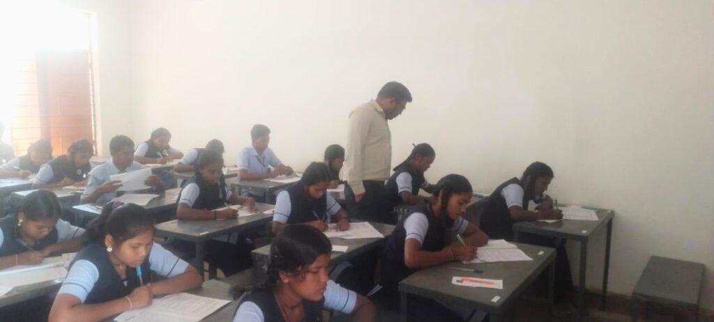 बोर्ड परीक्षा केंद्रों का निरीक्षण करने पहुँचे एसडीएम डिगेश पटेल 2 IMG 20240306 WA00452