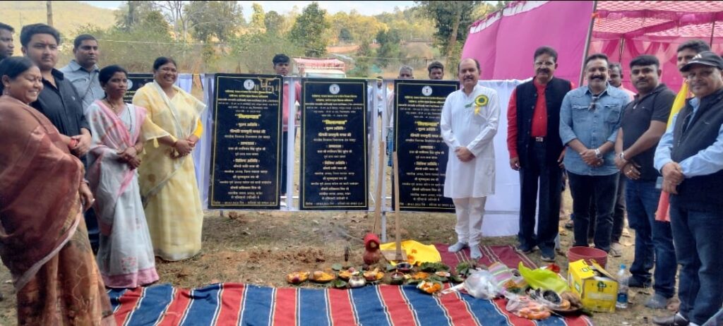 विधायक श्रीमती रायमुनी भगत के मुख्य आतिथ्य में संपन्न हुआ विभिन्न निर्माण कार्यों का भूमि पूजन 1 IMG 20240310 WA0144