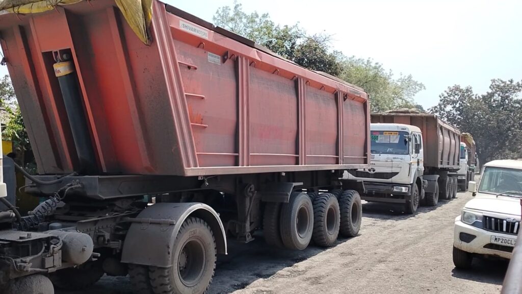 सड़क निर्माण में लेट लतीफी को लेकर ग्रामीणों ने किया आर्थिक नाकेबंदी 2 IMG 20240315 WA0063
