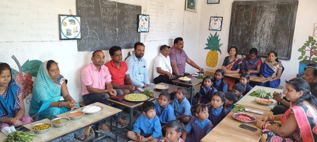 छिंदबहरी स्कूल की प्रधानपाठिका संतोषी डनसेना ने कराया नेवता भोज 2 IMG 20240316 WA0305
