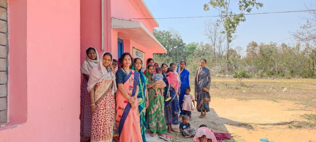 छिंदबहरी स्कूल की प्रधानपाठिका संतोषी डनसेना ने कराया नेवता भोज 1 IMG 20240316 WA0306