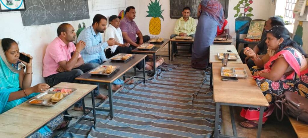 छिंदबहरी स्कूल की प्रधानपाठिका संतोषी डनसेना ने कराया नेवता भोज 3 IMG 20240316 WA0307