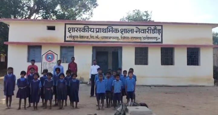 महिला पंच की दबंगाई , सरकारी स्कूल की जमीन व हैंडपंप पर किया कब्जा 5 IMG 20240317 WA0018