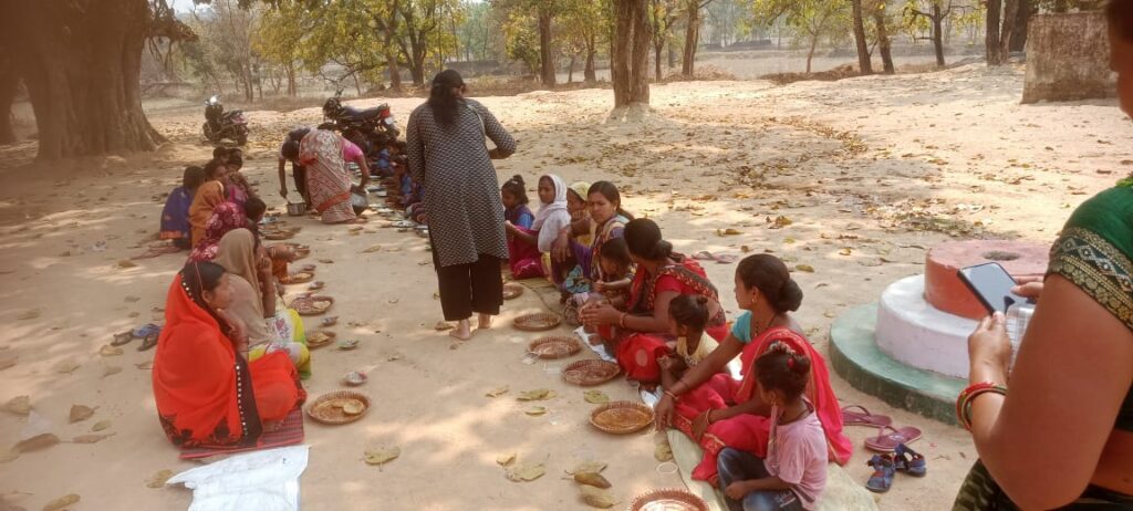 प्राथमिक शाला में बच्चो को न्योता भोज कराया 2 IMG 20240317 WA0052