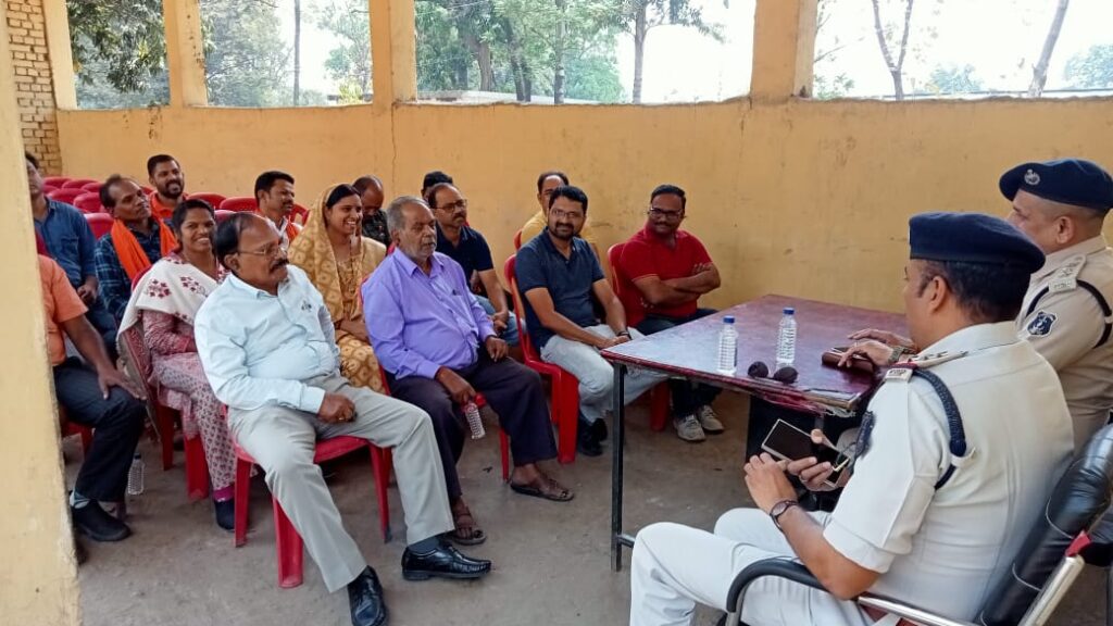 डीएसपी अभिनव उपाध्याय की अध्यक्षता में थाना प्रभारी तमनार ने ली शांति समिति की बैठक 2 IMG 20240323 WA0051