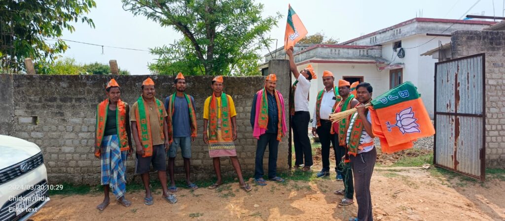 बूथ विजय अभियान के तहत पोंगरो में सालिक ने घर-घर लगाया झंडा 1 IMG 20240330 WA0027