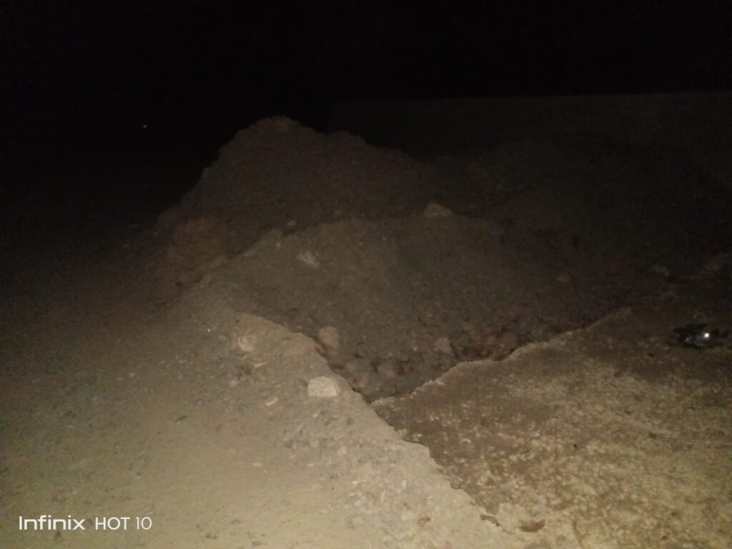 सड़क में अव्यवस्थित रखे मटेरियल के करण बाइक से गिरा युवक … हालत गंभीर 1 IMG 20240409 WA0098