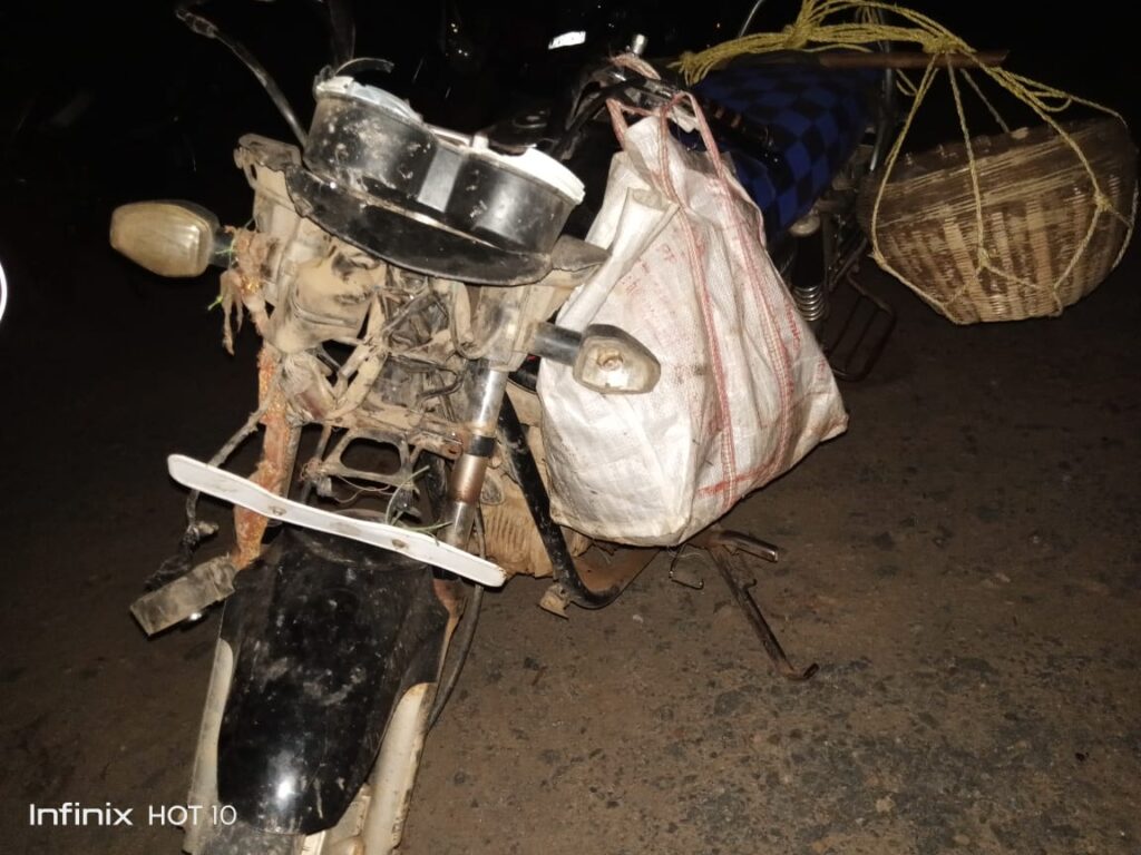 सड़क में अव्यवस्थित रखे मटेरियल के करण बाइक से गिरा युवक … हालत गंभीर 3 IMG 20240409 WA0100