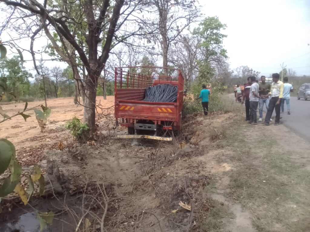 ट्रेक्टर और माजदा ट्रक में भिड़ंत , ट्रेक्टर में दबाने 1 व्यक्ति सहित गाय की हुई मौत 1 IMG 20240412 WA0052